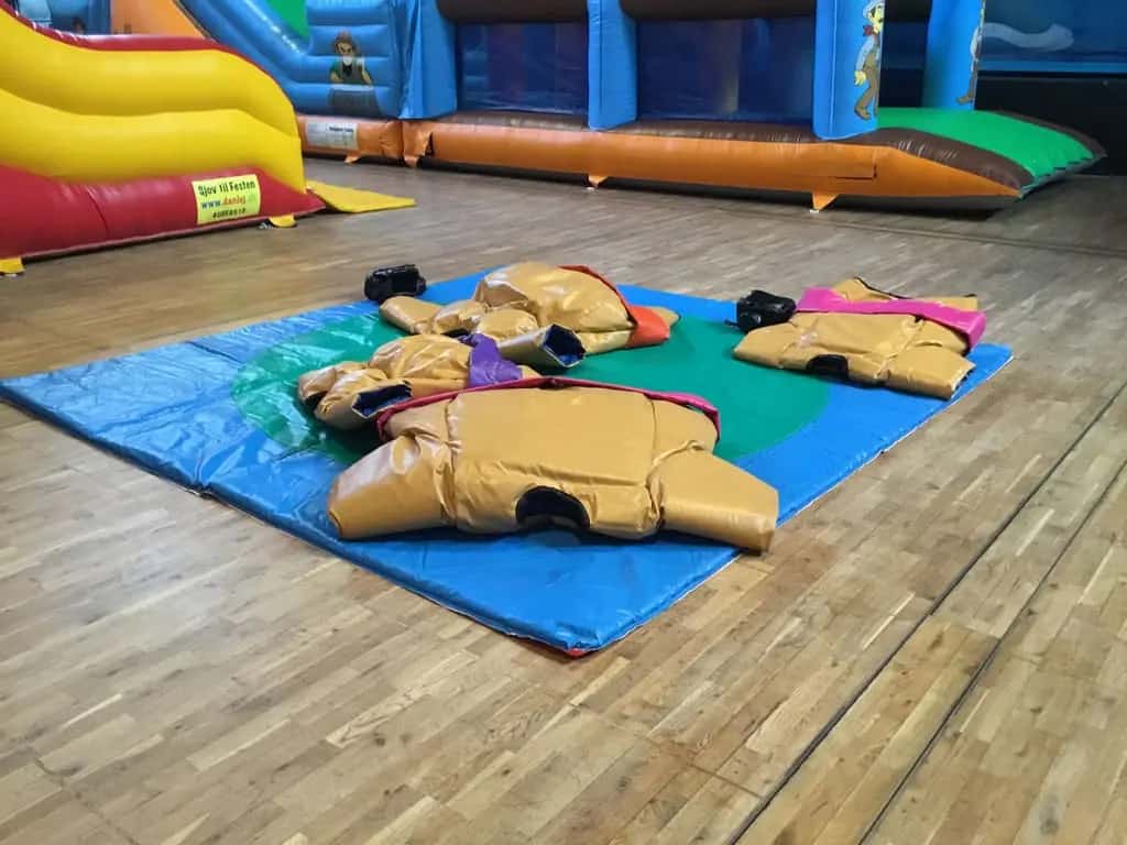 Sumobrydningsdragter 4 stk. + måtte