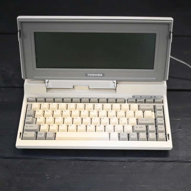 Rekvisit – Toshiba T1000 bærbar computer