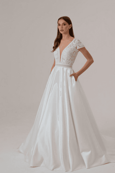 Kayla Dresses - Brudekjole med korte ærmer og dyb V-udskæring