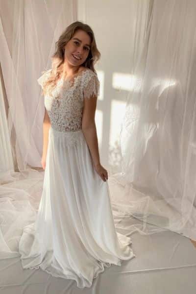 Kayla Dresses - Brudekjole med hvidt skørt og hvid blondeoverdel med korte ærmer