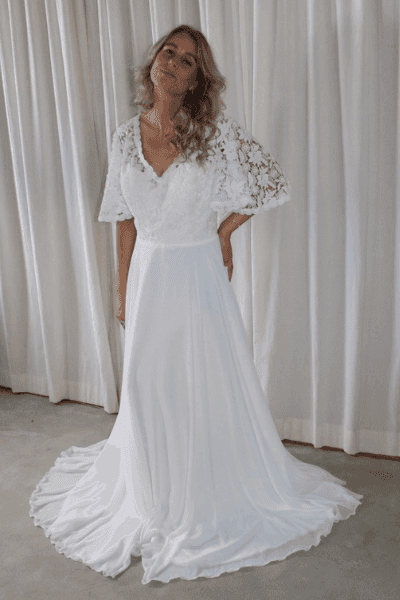 Kayla Dresses - Hvid brudekjole med blondetop, V-udskæring, løse ærmer og markeret talje