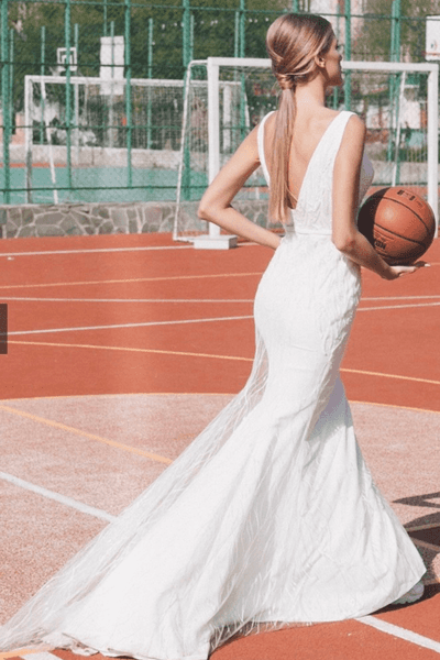 Kayla Dresses - Brudekjole uden ærmer som holder en basketball
