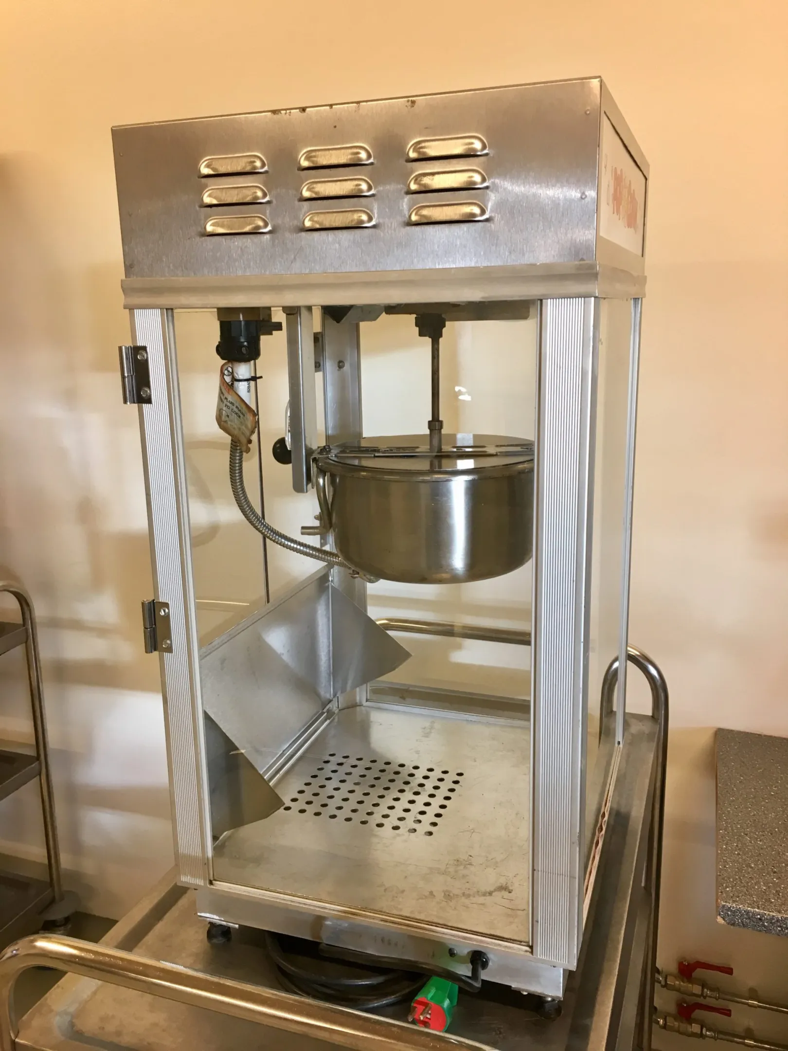 Popcornmaskine mellem