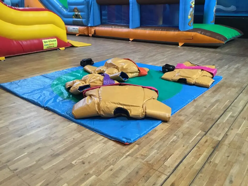 Sumobrydningsdragter 4 stk. + måtte