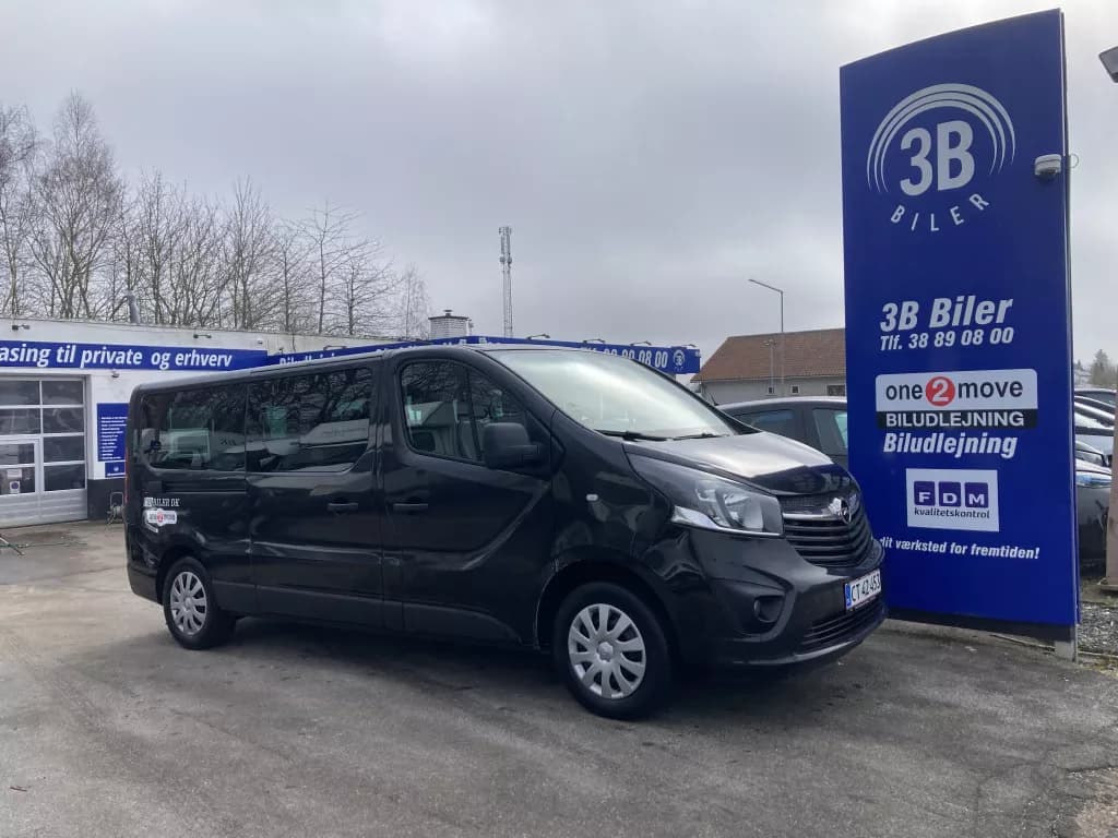 Opel Vivaro Minibus 9 Personers