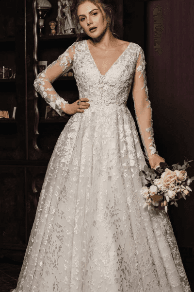 Kayla Dresses - En model i blondebrudekjole fra Kayla Dresses